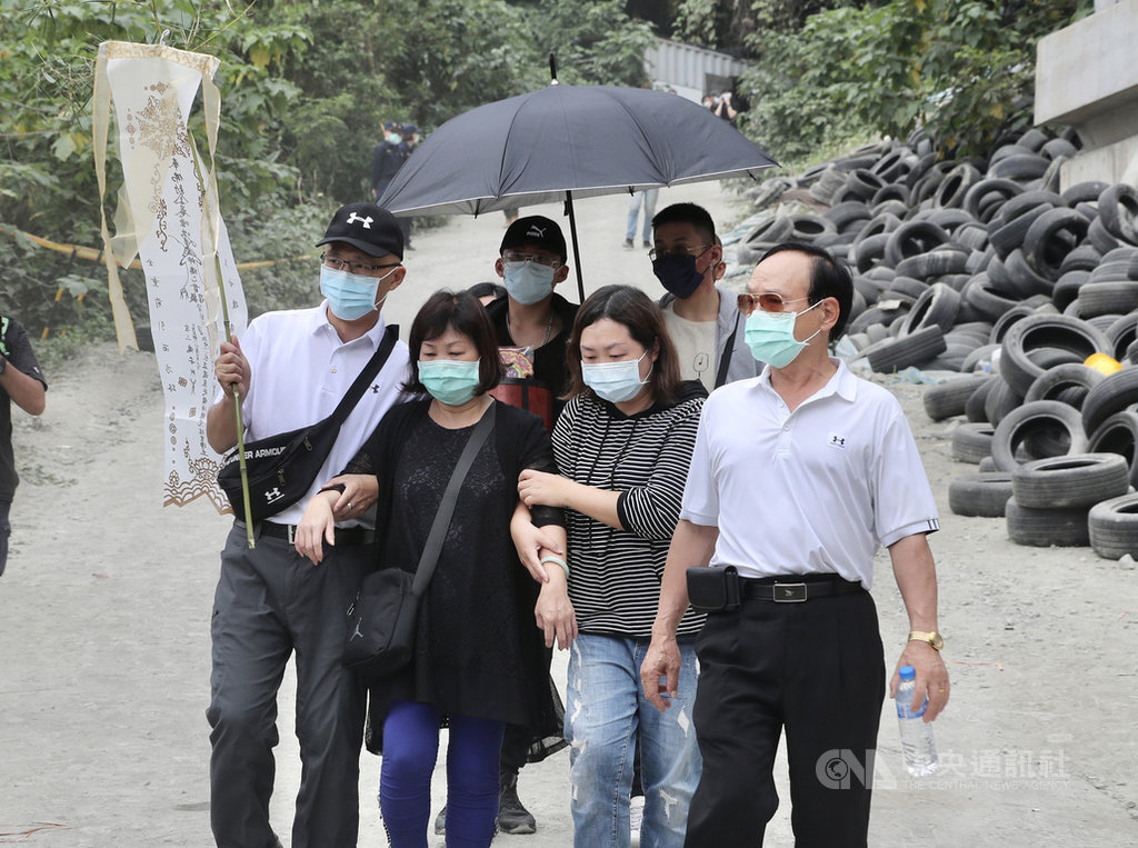 太魯閣事故罹難者家屬招魂 哭喊「回來了」令人鼻酸