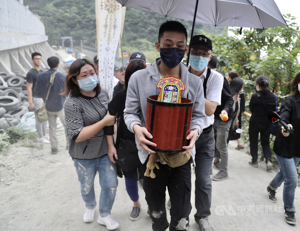 太魯閣事故罹難者家屬招魂 哭喊「回來了」令人鼻酸