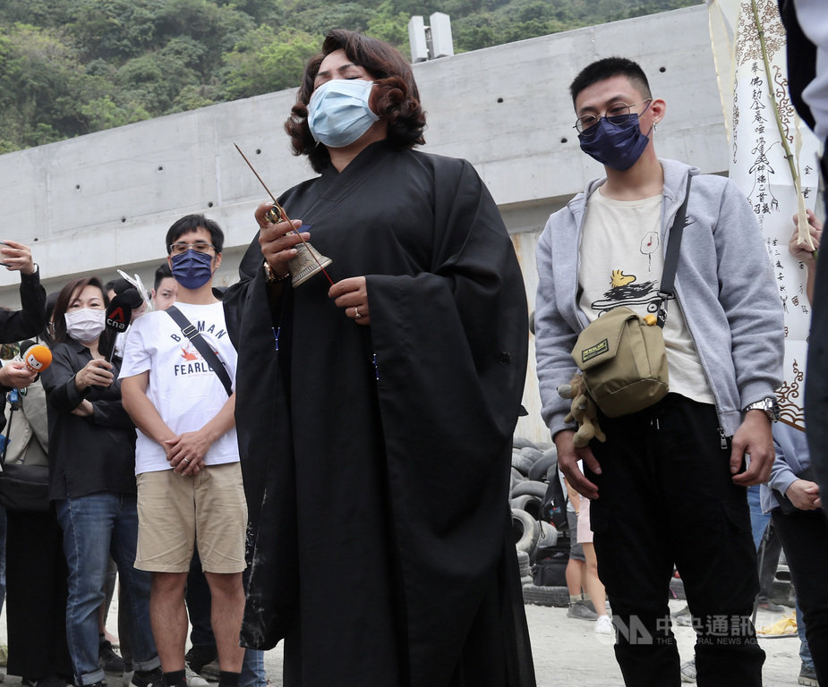 太魯閣事故罹難者家屬招魂 哭喊「回來了」令人鼻酸