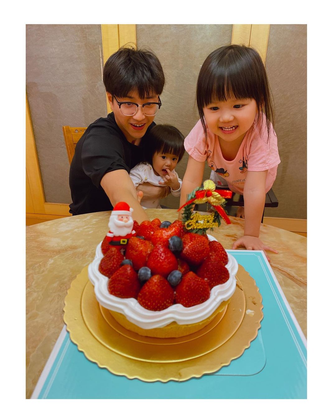 去年聖誕節時,福原愛還在自己的Instagram上PO出老婆視角的甜蜜家庭照。 圖:翻攝自福原愛Instagram 去年聖誕節時,福原愛還在自己的Instagram上PO出老婆視角的甜蜜家庭照。 圖:翻攝自福原愛Instagram