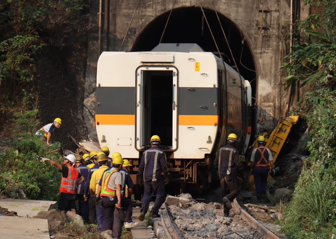 太魯閣號出軌》4車倖存者沉重告白：空氣中瀰漫著電路板的焦味