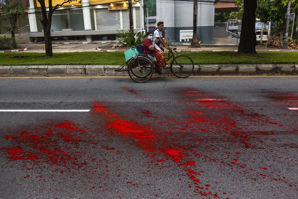鮮血未乾！緬甸示威者灑紅漆 控訴軍政府暴力鎮壓