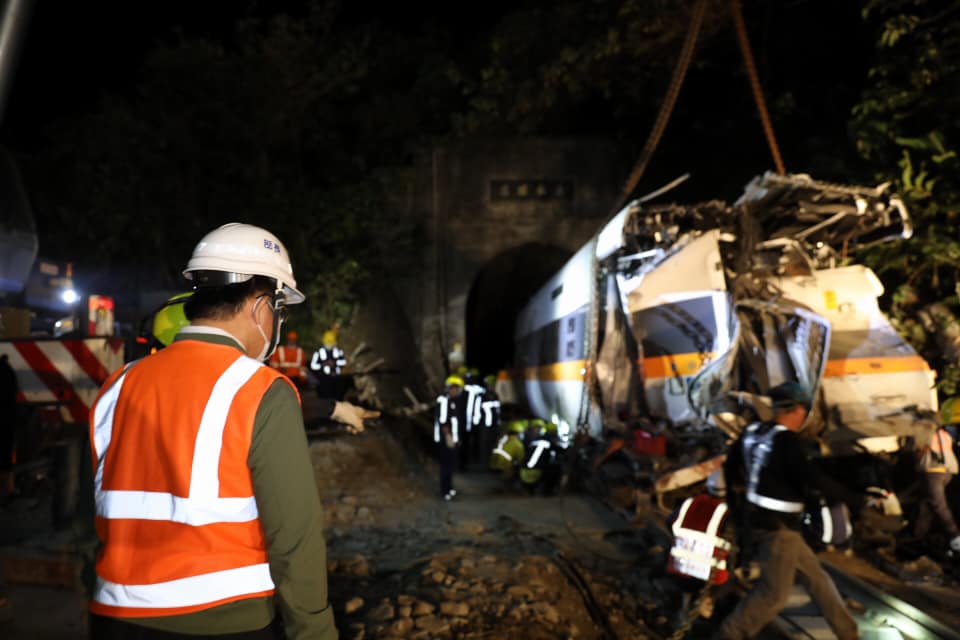 台鐵408次太魯閣號第8車廂在今日凌晨拖出隧道，台鐵表示預計在4/9號完成鐵道搶修。   圖：翻攝自林佳龍臉書
