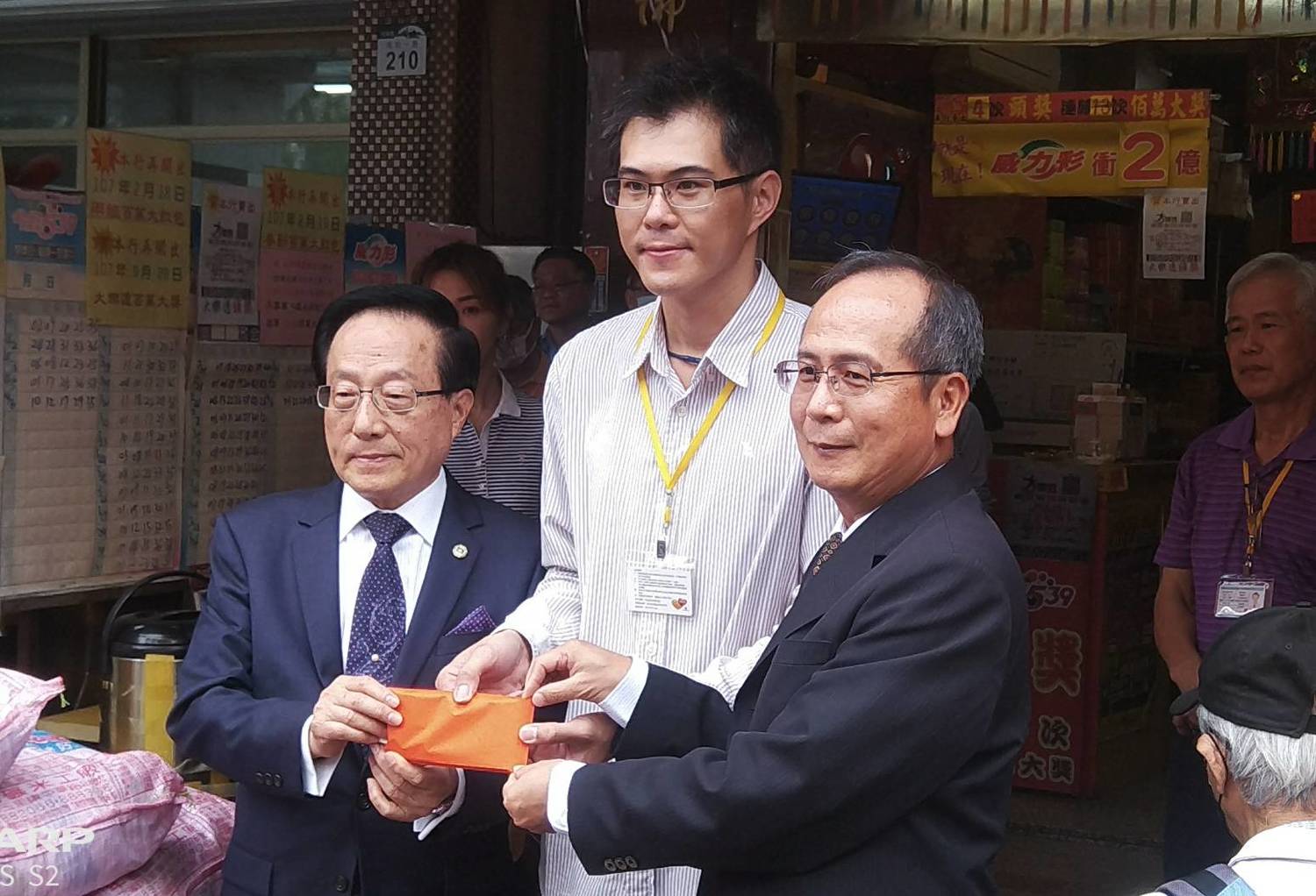 大樂透中獎人贈10萬紅包  高雄彩券行轉捐太魯閣號賑災專戶