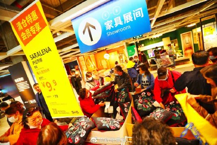 被中國抵制的IKEA日前推出上海徐匯店的清倉促銷活動,店內人山人海,彼時說「抵制」的氣燄不再。 圖: 翻攝自《新聞晨報》微博 被中國抵制的IKEA日前推出上海徐匯店的清倉促銷活動,店內人山人海,彼時說「抵制」的氣燄不再。 圖: 翻攝自《新聞晨報》微博