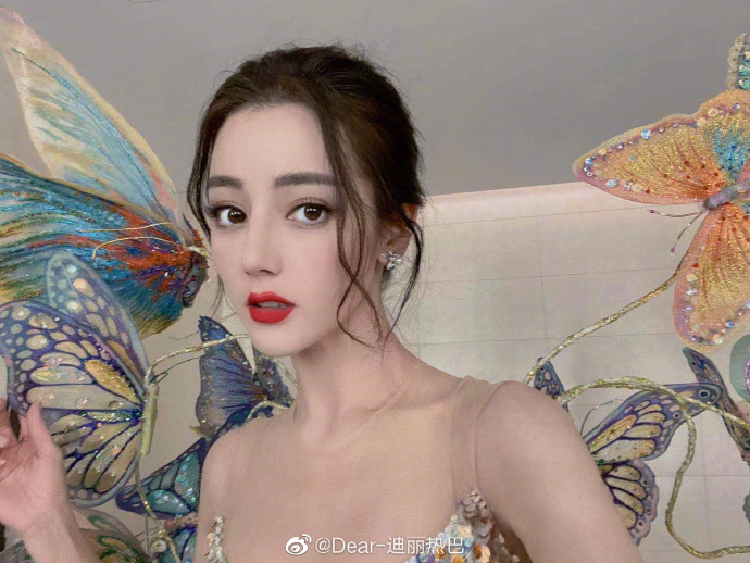 迪麗熱巴轉個圈也要用替身！穿幫鏡頭網怒批：不敬業