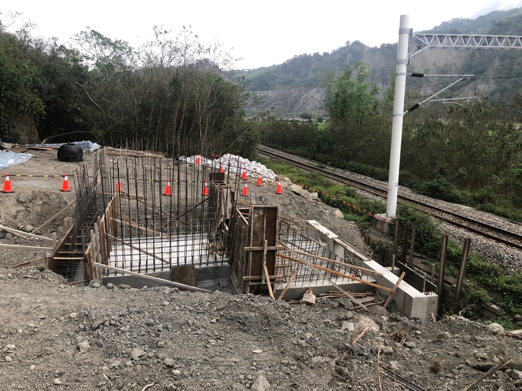 又是聯合大地監造！台東鹿野邊坡工程近鐵軌卻無護欄
