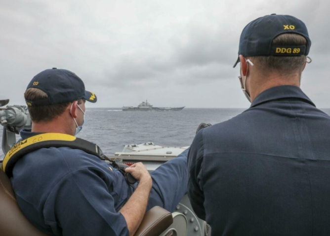 美軍翹腳看遼寧號的照片引發熱議。   圖取自美國海軍網頁www.navy.mil