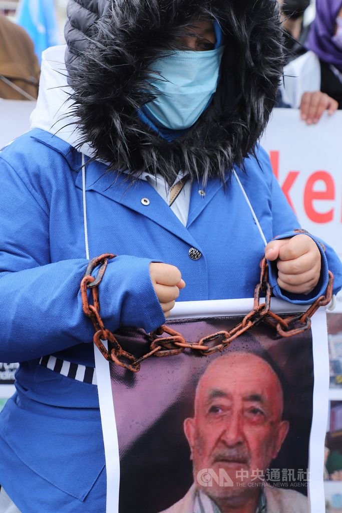 維吾爾女力 包著頭巾引領控訴中共無道