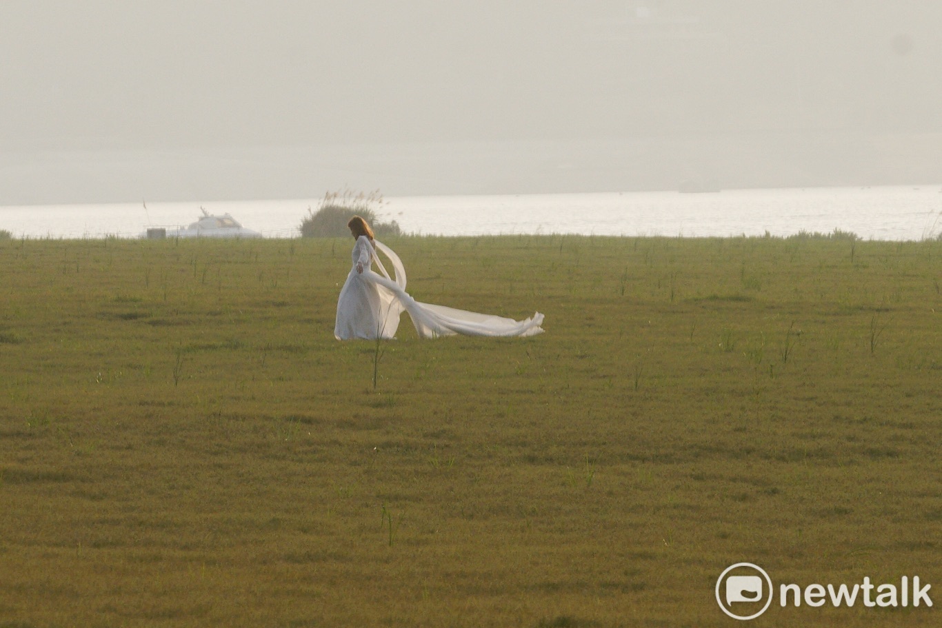 一位遊客盛裝在被戲稱是日月潭大草原的大竹湖一帶拍攝網美照。   圖：張良一/攝