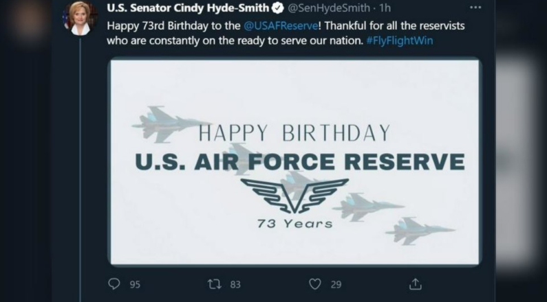 美國參議員辛蒂·海德-史密斯發推祝賀美國空軍預備役司令部成立73周年生日快樂。然而,她發佈的生日賀卡上卻是俄羅斯蘇-34戰鬥轟炸機。 圖 : 翻攝自推特