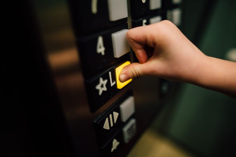 為何「電梯按鈕」總是包起來？知情人揭真相。（示意圖）   圖：翻攝自pexels