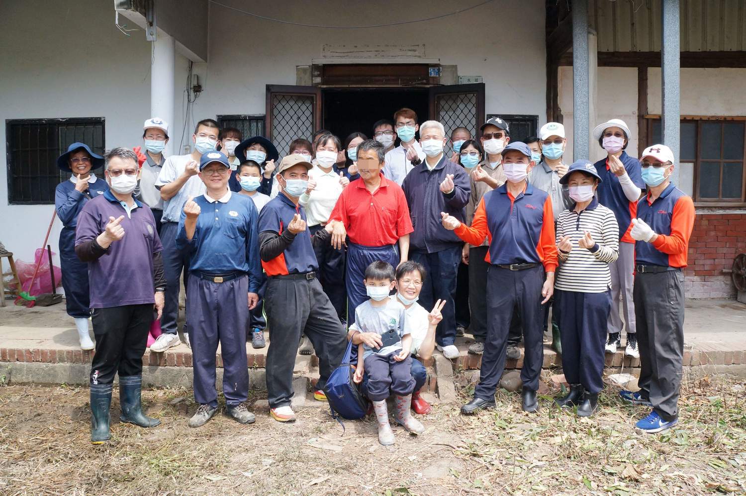 慈濟醫院協助打掃弱勢戶  民眾十年沒洗的腳煥然一新