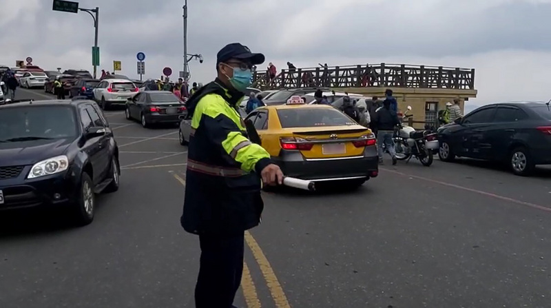 合歡山花季假日人車爆量　警方加強疏導