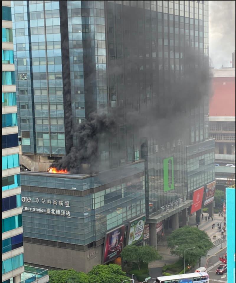 (影)北市京站大樓火警濃煙直衝天際 消防人員急搶救滅火