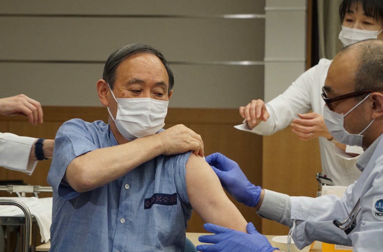 日本首相菅義偉接種疫苗。(資料照片)   圖：翻攝自菅義偉推特