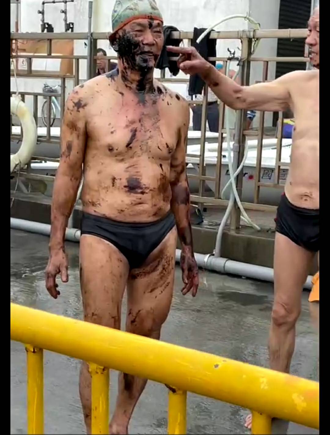 西子灣晨泳後全身油汙 海保署緊急清理並徹查
