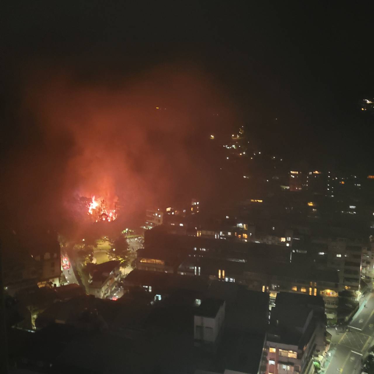 台北市象山驚傳火警 48名消防員撲滅火勢無人傷亡
