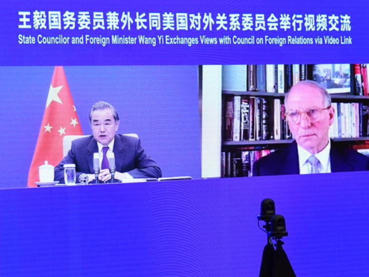 中國外交部長王毅昨(23日)晚間與美國的智庫組織對外關係委員會視訊會議。 圖 : 翻攝自中國外交部網站