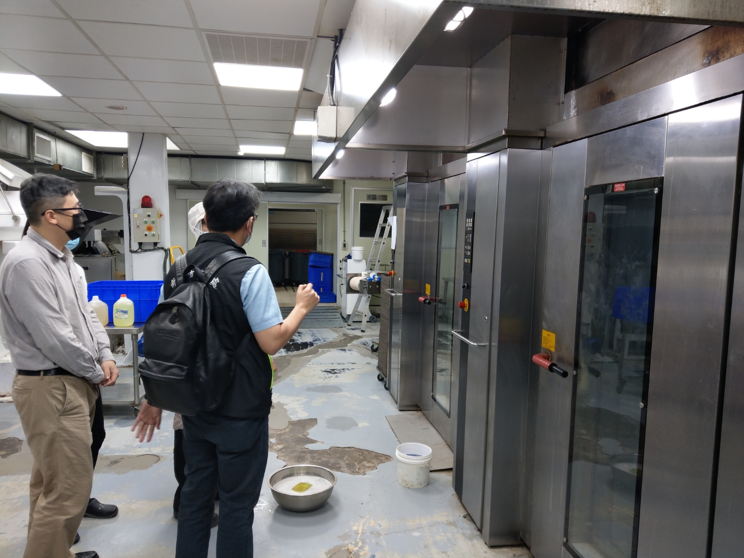 新北勞檢路易莎中央工廠8名勞工中毒意外 發現烤箱排風未開啟