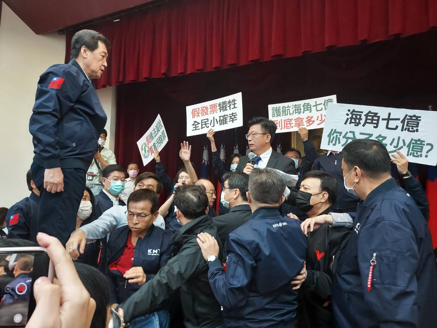 國務機要費除罪化爆衝突 藍委拆麥克風 撒SOGO禮券抗議