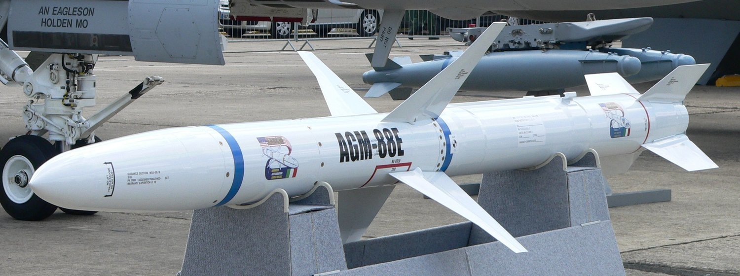 「雷達殺手」AGM-88飛彈預算不變升格到最新型 王定宇 : 我空軍戰力
