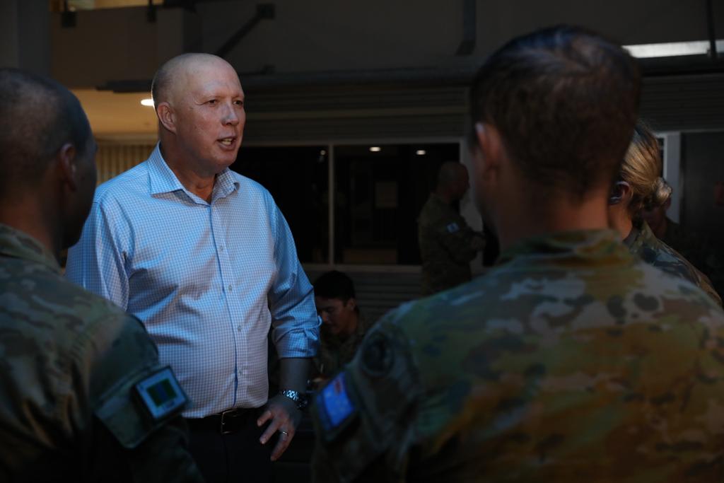 澳洲新任國防部長杜登（左二）證實，正在審查達爾文港的租約協議，預計年底會有結果。   圖：翻攝自杜登推特