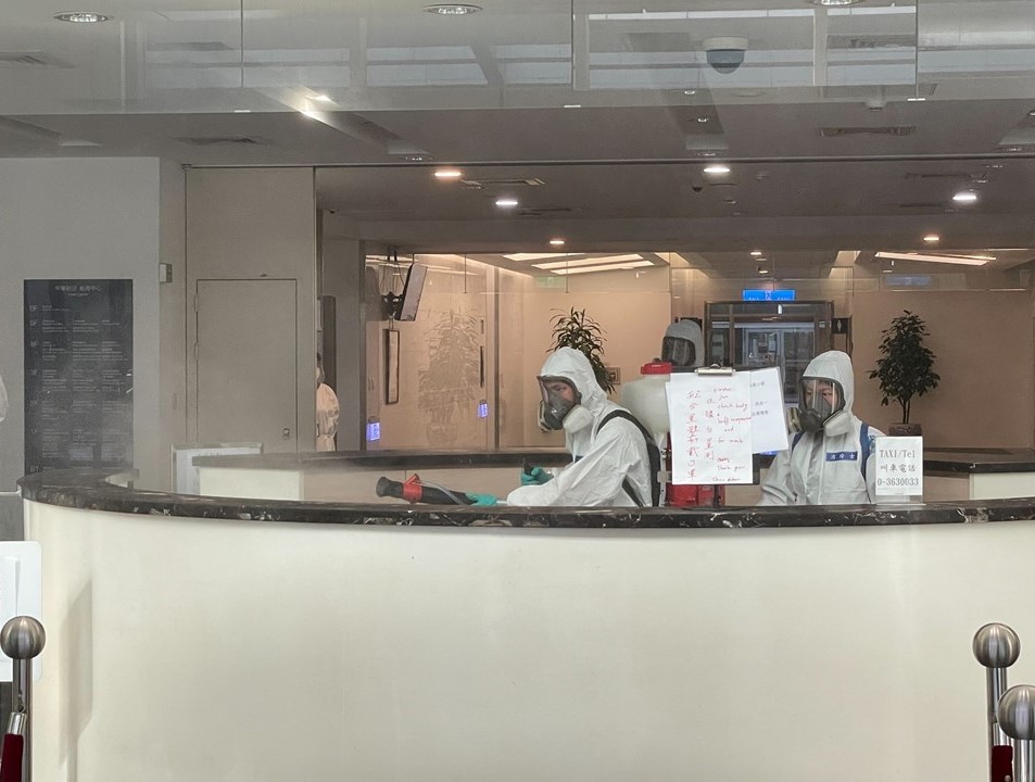 國軍化學兵在華航園區進行消毒。   圖：華航／提供