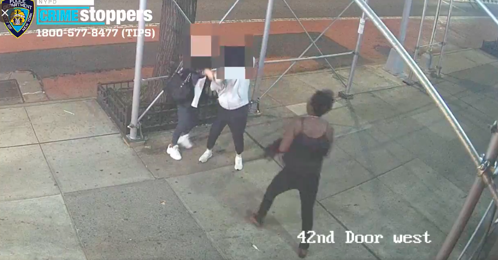 (影) 仇恨犯罪現場直擊 紐約街頭2亞裔女遭錘子敲頭