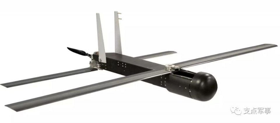 雷神公司的郊狼（Coyote）無人機系統，這是一種13磅重的管式無人機，帶有五英尺彈出翼，現在標配群集功能。   圖 : 翻攝自微信