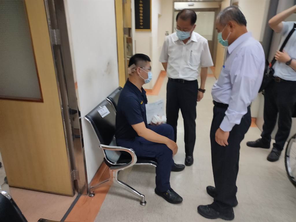 高雄員警指揮交通遭惡男持鐵鎚爆頭！深夜酒駕落網｢殺人未遂｣送辦