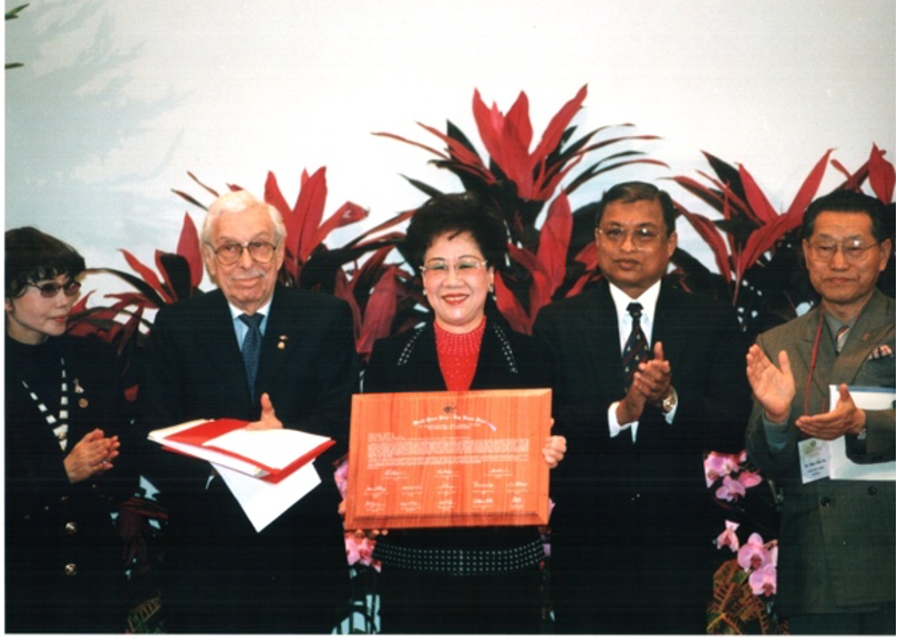沃爾夫(左2)曾於2001年以世界和平獎頒獎理事會首席評審身分，將當年世界和平獎頒給前副總統呂秀蓮(中)。   圖/呂秀蓮辦公室提供