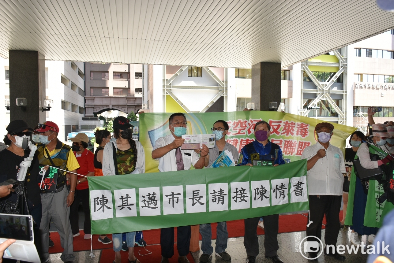 「韓」團高市府遞反空汙陳情書 未見到陳其邁揚言地檢署提告