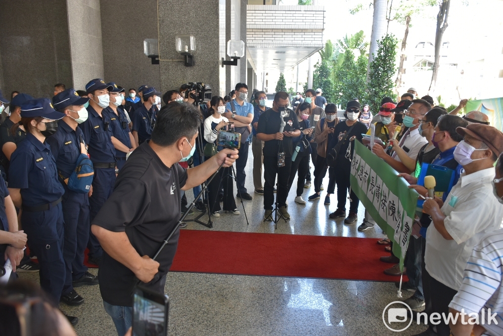 「韓」團高市府遞反空汙陳情書 未見到陳其邁揚言地檢署提告