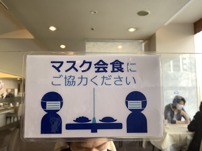 日本所謂「口罩聚餐」是在餐廳也隨時要戴口罩   圖:劉黎兒攝影