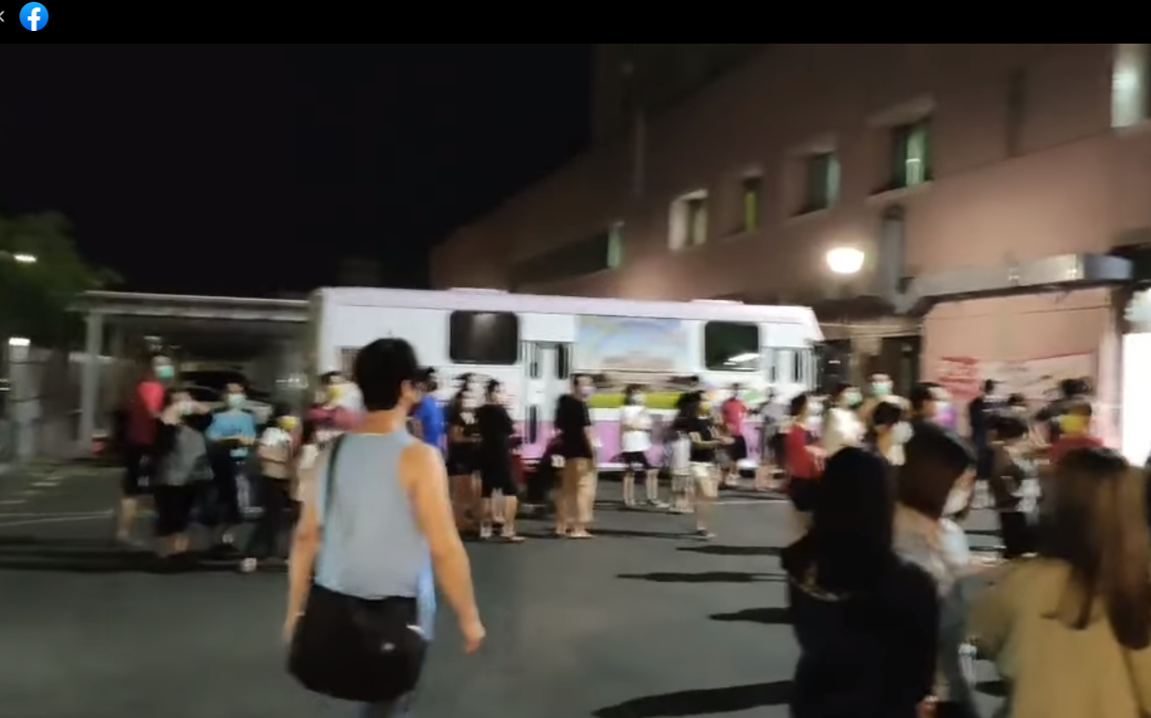喜宴3確診!百人湧醫院快篩 部分民眾不耐久候罵醫護 網：疫情看清台灣人素質