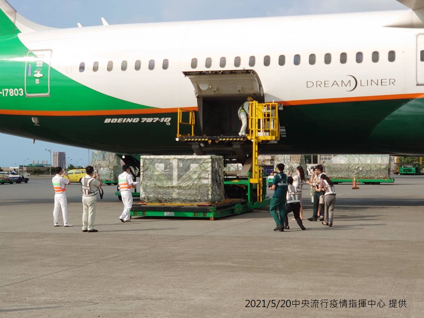 國內第3批AZ疫苗昨(19)日已運抵台灣。 圖:中央流行疫情指揮中心/提供