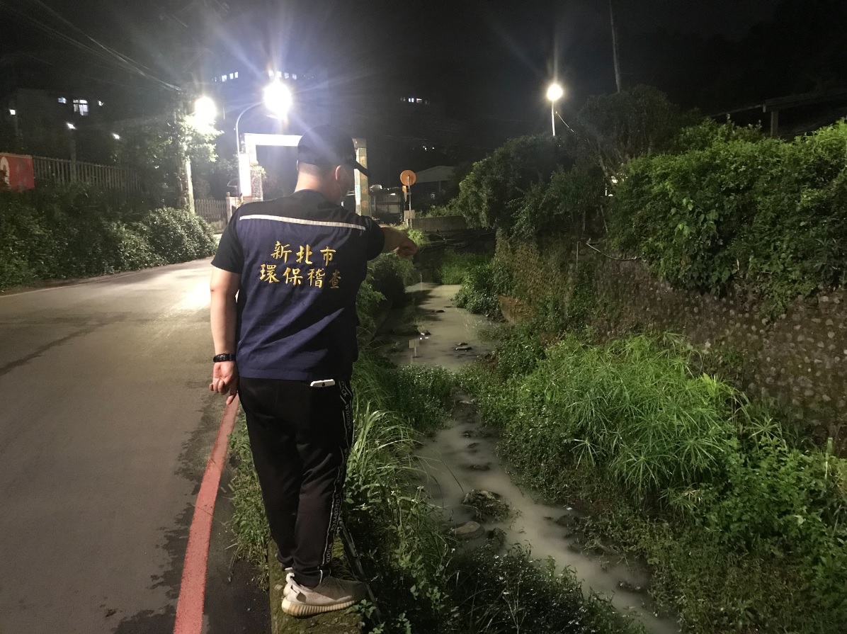 土城工廠流廢水污染環境 新北環保局1小時查獲開罰業者