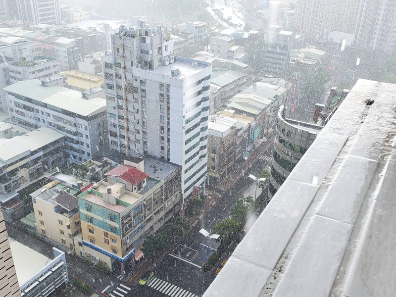 高雄市三民及鳳山區終於下雨了 消暑不少