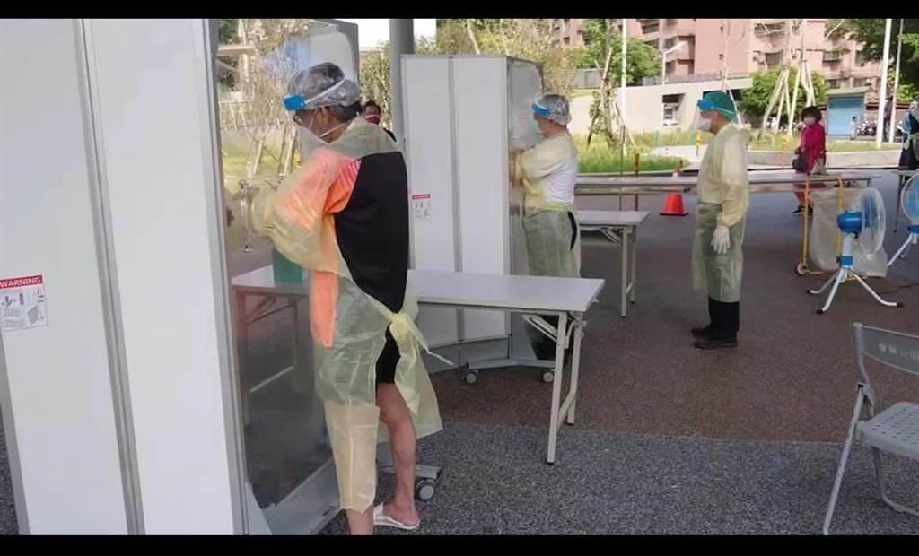 網傳板橋行動篩檢站醫護人員穿「簡易式拋棄式雨衣」為民眾採檢。   圖：翻攝朱志凱臉書