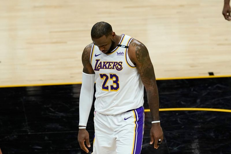NBA／詹皇遭凶狠犯規受傷　湖人主帥：CP3這動作很危險(影)