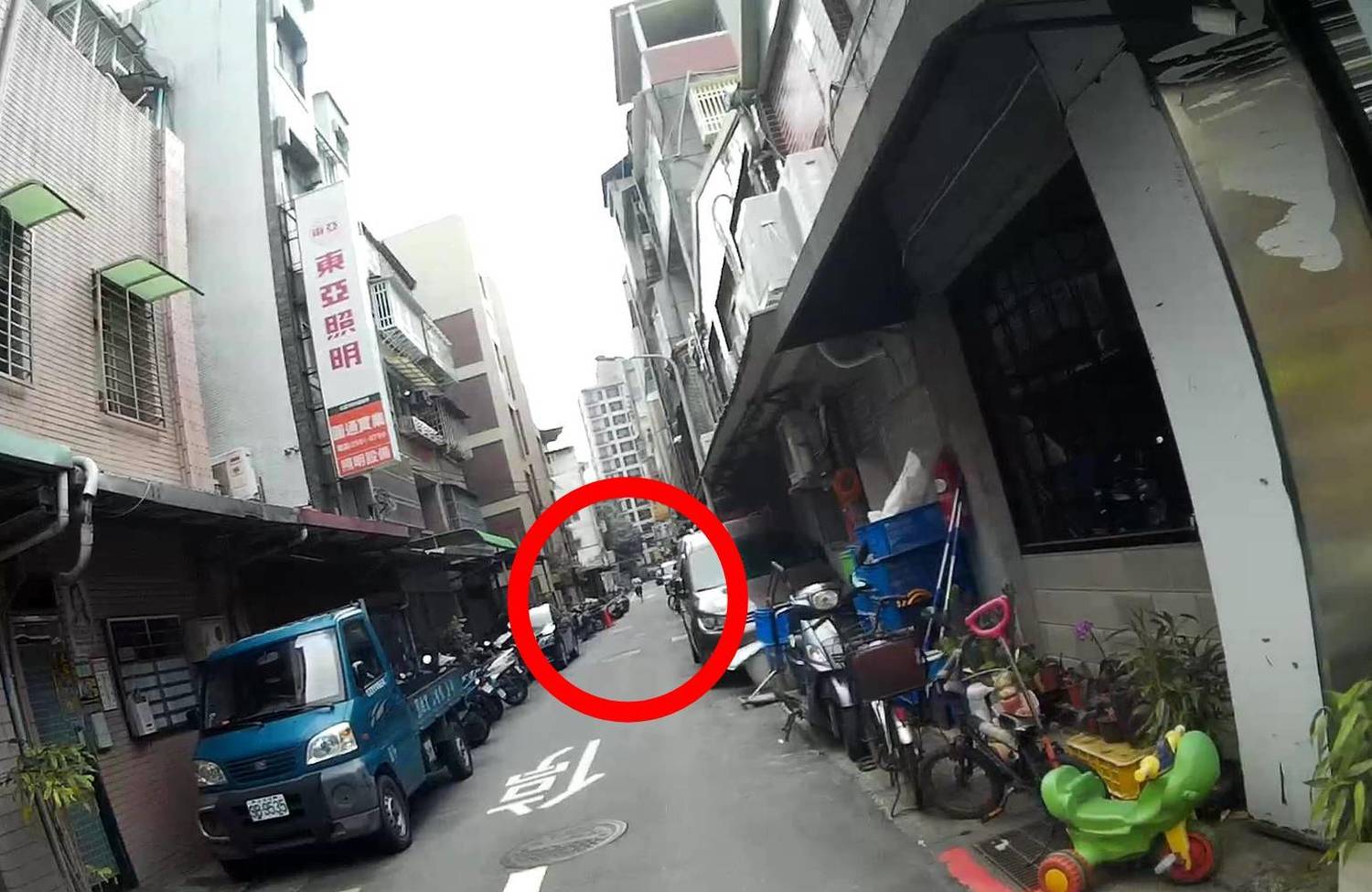 天罰？不戴口罩遇警攔就烙跑 雙北已有2男自跌慘摔被捕