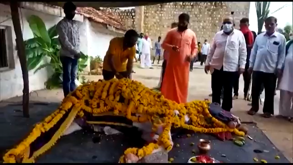 深信可以去除瘟疫 印度數百人參加「神馬」葬禮 慘遭整個封村