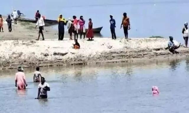 度北方邦的一些村民見到醫療隊到來後，便縱身跳入薩拉育河（Sarayu river）中，以逃避新冠疫苗接種。   圖 : 翻攝自環球網