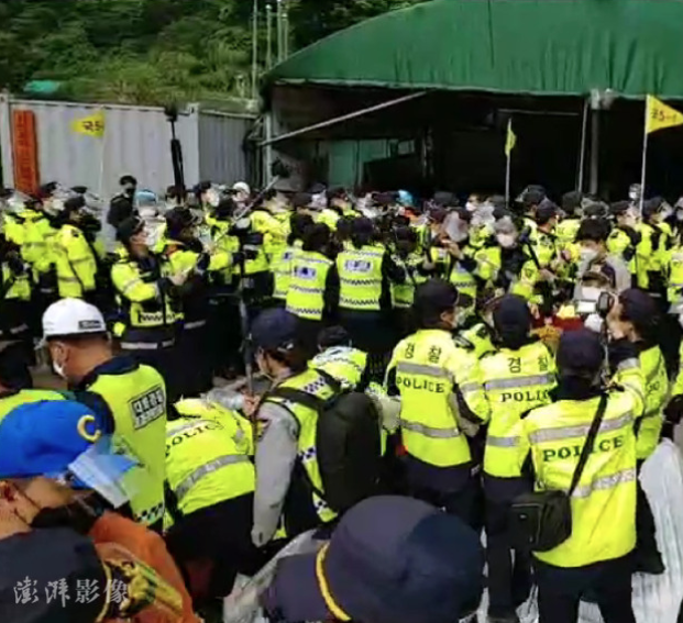 韓聯社今（25）日報導，韓國國防部與駐韓美軍調用17輛卡車送薩德基地所需物資，晨間警方在附近部署大量警力，於早上7點許強制驅離示威群眾。   圖：翻攝自澎湃新聞