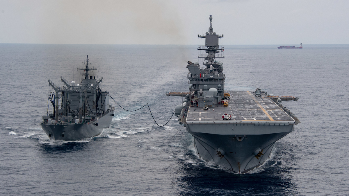 對中形成鉗形箝制 美航母、兩棲攻擊艦與日海自聯合軍演