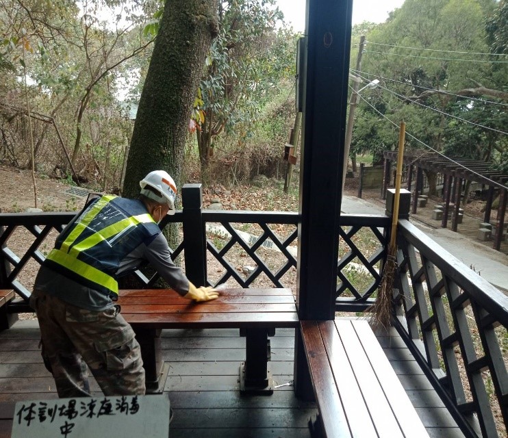 大坑登山步道涼亭消毒。   台中市政府/提供