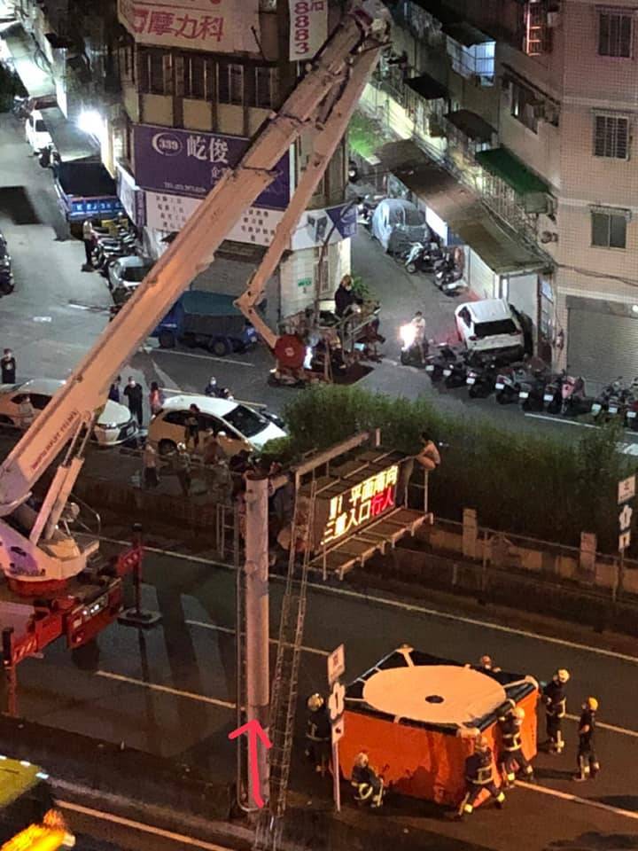 三重交流道因她塞爆！女子爬上8米高匝道電子號誌牌 驚險墜落氣墊