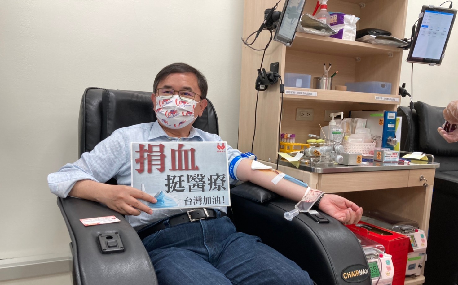 全台大缺血「20年來最慘」綠委挽袖捐血挺醫療 籲民眾熱血響應 | 政治