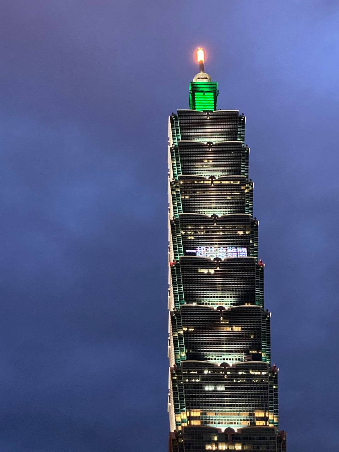疫情中仍需保持信心！台北101暖心點燈：一起度難關